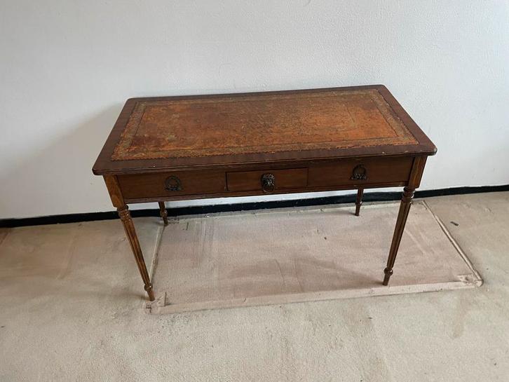 Antieke houten bijzettafeltje met lederen blad, Antiek en Kunst, Antiek | Meubels | Tafels, Ophalen