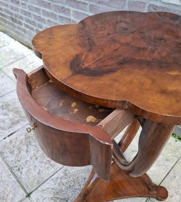 Origineel Biedermeier bijzettafeltje – notenfineer ca. 1850 beschikbaar voor biedingen