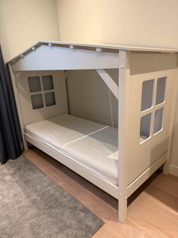 Wit kinderbed huisvorm 90x200, Kinderen en Baby's, Kinderkamer | Bedden, Gebruikt, 180 cm of meer, 85 tot 100 cm, Lattenbodem