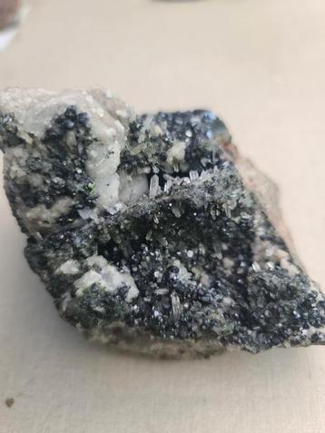 Bergkristal, gitzwarte sphaleriet en calciet beschikbaar voor biedingen