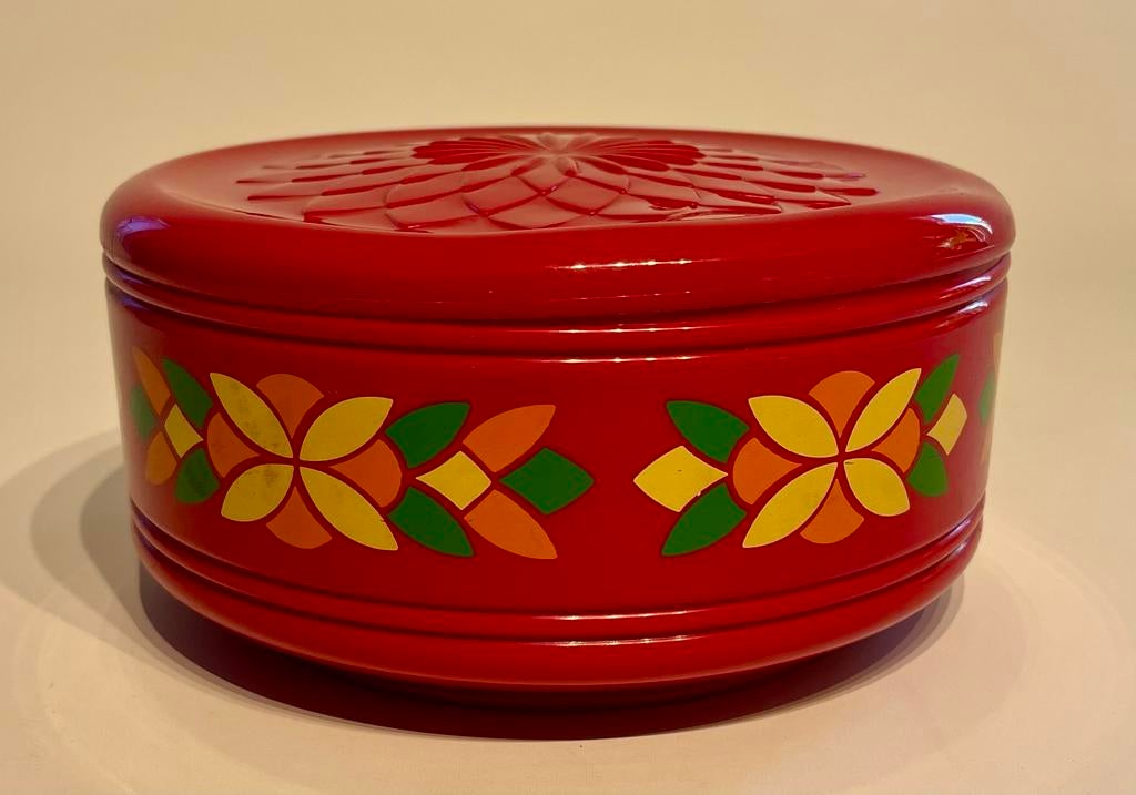 Rode vintage koektrommel, Kunststof, Gebruikt, Mand, Rond