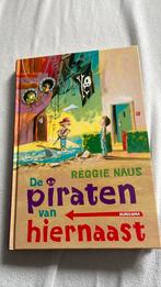 Reggie Naus - De piraten van hiernaast, Ophalen of Verzenden, Zo goed als nieuw, Reggie Naus, Fictie algemeen