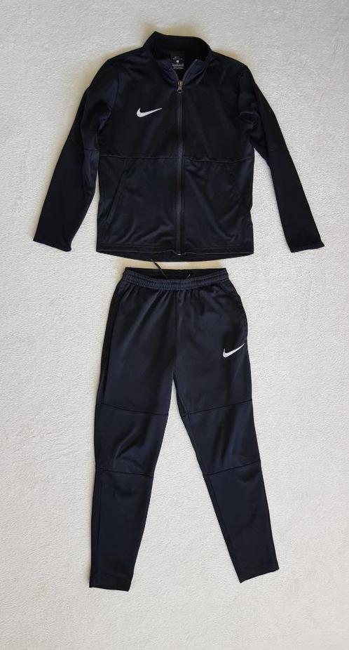 Mooi zwart NIKE trainings pakje maat S/ 128-137., Kinderen en Baby's, Kinderkleding | Maat 128, Gebruikt, Jongen, Setje, Verzenden