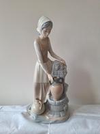 Lladro vintage beeld meisje bij fontein 30 cm hoog, Verzamelen, Beelden en Beeldjes, Ophalen of Verzenden, Zo goed als nieuw, Mens
