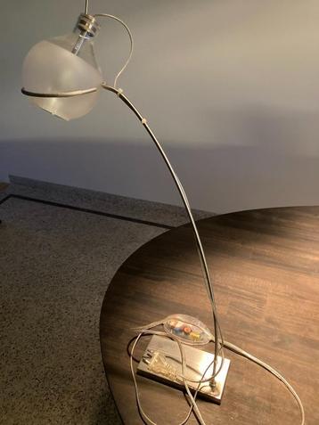 Leuke, modern gevormde bureaulamp, met wit glazen kapje beschikbaar voor biedingen