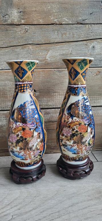 Twee Vintage  Satsuma Aziatische Vazen met Pauwen beschikbaar voor biedingen