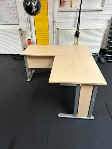 Topkwaliteit bureau!  beschikbaar voor biedingen