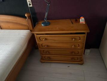 Houten Kastje met Lades beschikbaar voor biedingen