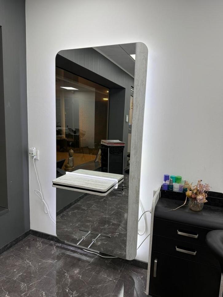 Luxe kappersspiegels met verlichting, werkblad en voetsteun, Huis en Inrichting, Woonaccessoires | Spiegels, Zo goed als nieuw