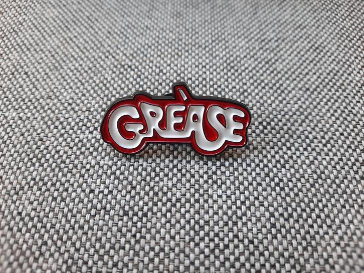 1 mooie pin van Grease te koop, Verzamelen, Speldjes, Pins en Buttons, Nieuw, Speldje of Pin, Overige onderwerpen, Ophalen of Verzenden