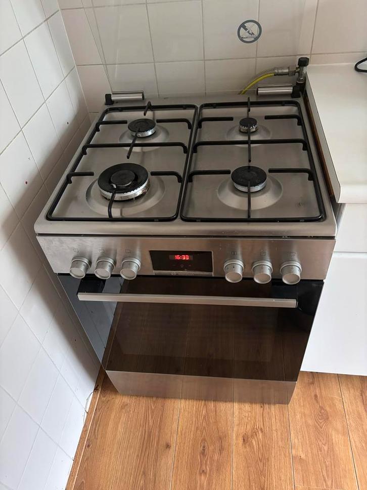 Bosch gasfornuis met wokbrander - 2 jaar jong, Witgoed en Apparatuur, Fornuizen, Zo goed als nieuw, Vrijstaand, Gas, 4 kookzones