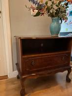 Bijzetkastje/tvkast in Queen Anne style, Ophalen