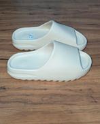 YEEZY SLIDES, Kinderen en Baby's, Ophalen of Verzenden, Zo goed als nieuw, Meisje, Schoentjes