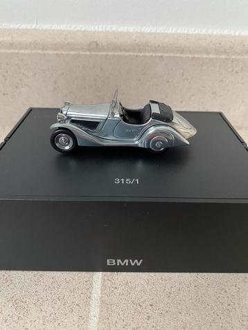 17 BMW’s in dealerdoosjes. Schaal 1:43 beschikbaar voor biedingen