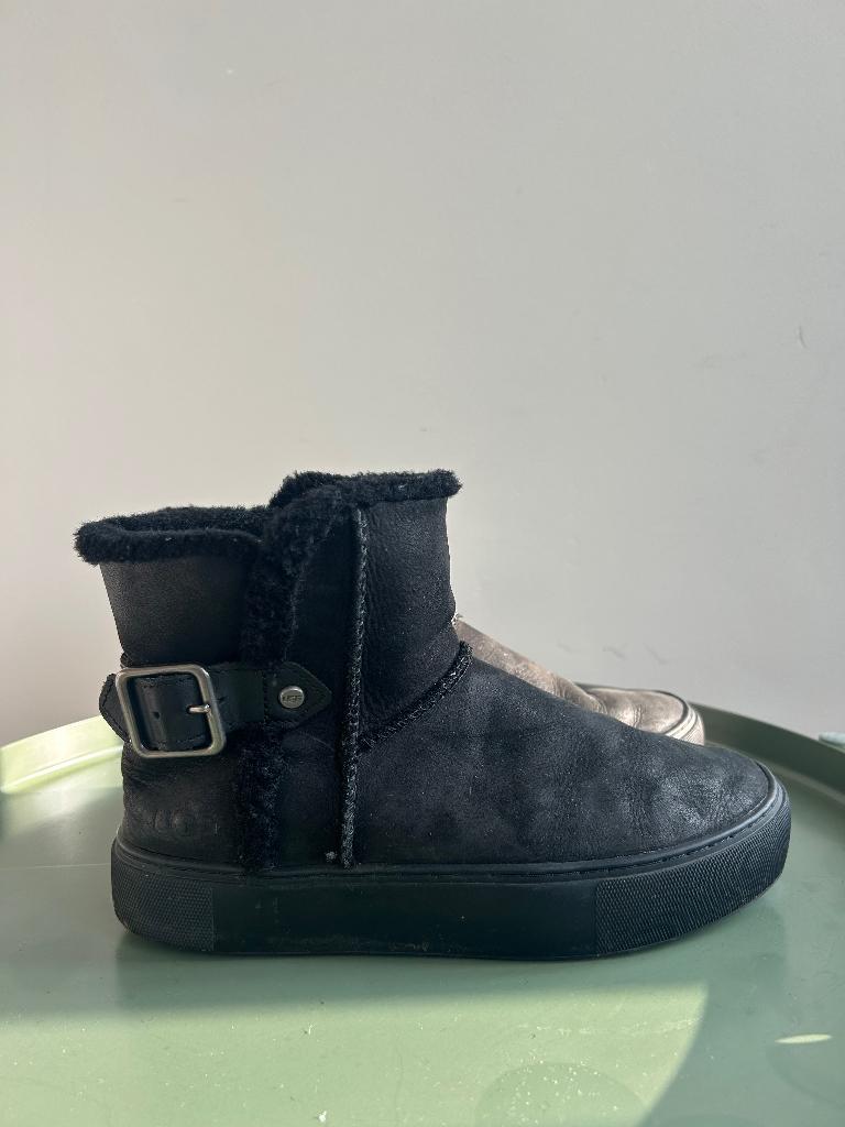 Mooie UGG Aika laarsjes 37.5, UGG, Verzenden, Zwart, Zo goed als nieuw