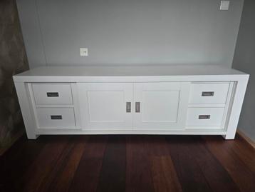 Witte Dressoir met Lades en Deuren beschikbaar voor biedingen