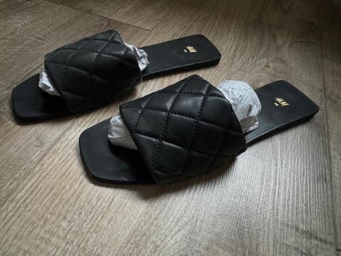 Nieuw: H&M platte zwarte nette slippertjes mt 38, Kleding | Dames, Schoenen, Nieuw, Slippers, Zwart, Verzenden