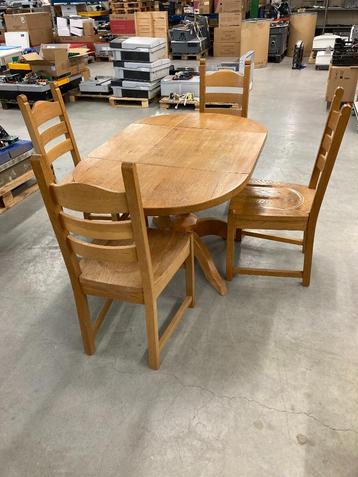 Tafel, hangoortafel, massief met vier stoelen, inklapbaar beschikbaar voor biedingen