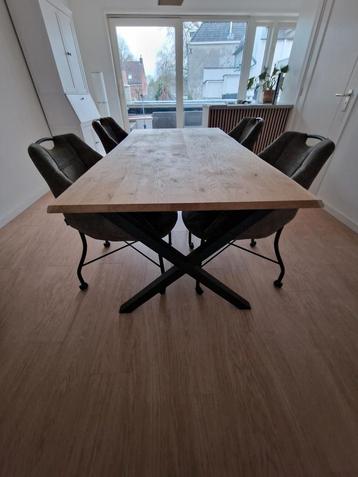 Robuuste eettafel met 4 stoelen/stijlvol, stevig & duurzaam beschikbaar voor biedingen