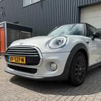 Mini Cooper 5-deurs 1.5 136pk 2016 - Pano - Black optic, Auto's, Mini, 136 pk, 0 kg, Leder en Stof, Wit