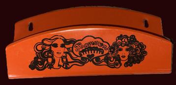 Oranje metalen retro kammen bakje met flower power decor beschikbaar voor biedingen