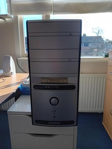TE KOOP desktop computer beschikbaar voor biedingen