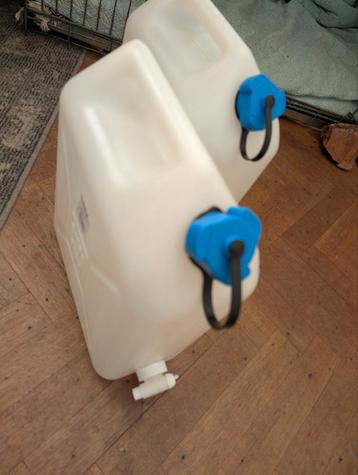 2 jerrycans met kraantje 10 liter. Nieuw  beschikbaar voor biedingen