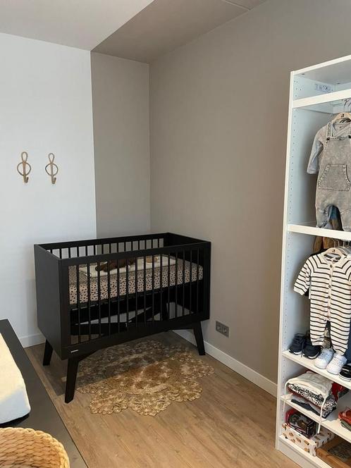 Kidsmill ledikant - mat zwart incl uitstap paneel en matras, Kinderen en Baby's, Babywiegjes en Ledikanten, Zo goed als nieuw