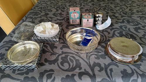 Onderzetters verzilverd div en flessendoppen verchroomd., Huis en Inrichting, Woonaccessoires | Onderzetters, Nieuw, Glas of Kopje
