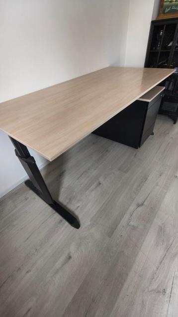 Bureau met ladeblok beschikbaar voor biedingen