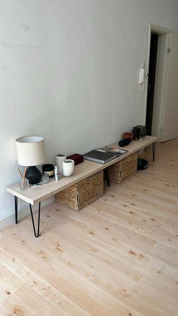 250cm long TV furniture, cream color with metal legs beschikbaar voor biedingen