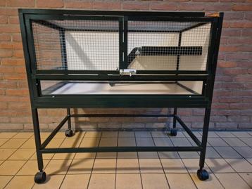 Trespa aluminium kooi met hoge rand beschikbaar voor biedingen