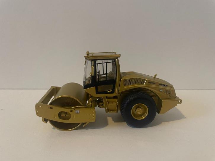 Bomag BW213D in de gouden kleur van Kaster Scalemodels, Hobby en Vrije tijd, Modelauto's | 1:50, Nieuw, Hijskraan, Tractor of Landbouw