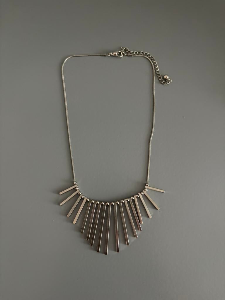 Zilverkleurige ketting met staafjes eraan, Sieraden, Tassen en Uiterlijk, Kettingen, Ophalen of Verzenden, Zo goed als nieuw, Zilver