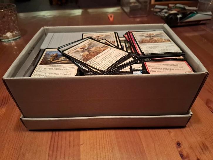 Schoenendoosje Commons en uncommons bulk. +/- 1600 kaarten, Hobby en Vrije tijd, Verzamelkaartspellen | Magic the Gathering, Zo goed als nieuw
