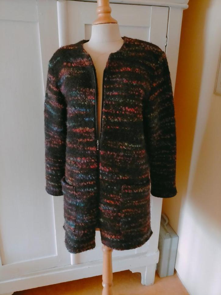 Mooi, warm vest AÏNO Finland maat M zwart kleurtjes, Kleding | Dames, Truien en Vesten, Gedragen, Maat 38/40 (M), Zwart, Ophalen of Verzenden