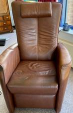 Prima werkende bruine elektrische "Sta op stoel' Prominent, Huis en Inrichting, Fauteuils, Ophalen, Gebruikt, 50 tot 75 cm, Leer
