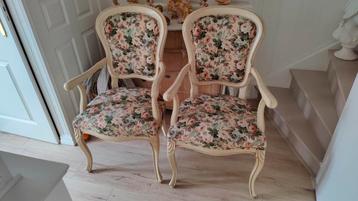 Te koop twee mooie izgst barok stoelen met bloemmotief  beschikbaar voor biedingen