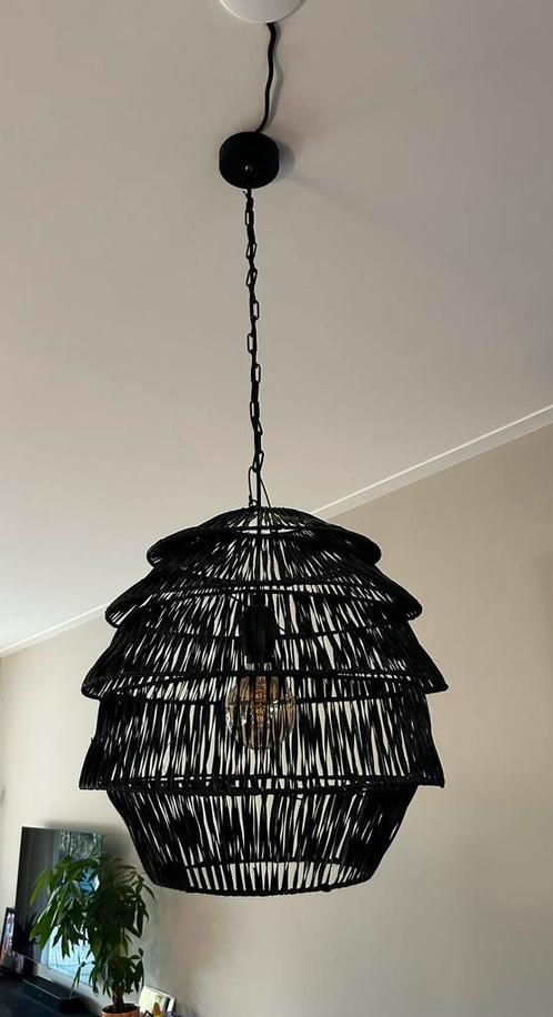 Handgemaakte rotan hanglamp zwart bali, Huis en Inrichting, Lampen | Hanglampen, Zo goed als nieuw, 50 tot 75 cm, Overige materialen