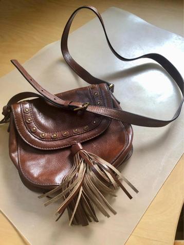 #Vintage lederen schoudertas; messing studs/grote sierkwast. beschikbaar voor biedingen