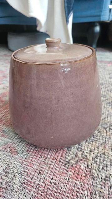 Aardewerk pot met deksel beschikbaar voor biedingen