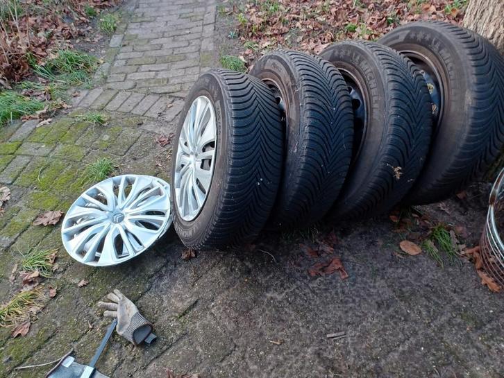 4 prima winterbanden Michelin 205-60-16 nog met veel profiel, Auto-onderdelen, Banden en Velgen, Banden en Velgen, Winterbanden