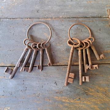 1x Brocante sleutelbos 5 sleutels aan ring 9-15cm *Etage3* beschikbaar voor biedingen