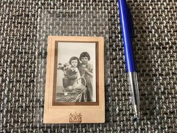 Oude foto twee meisjes met tennisracket 1936 beschikbaar voor biedingen