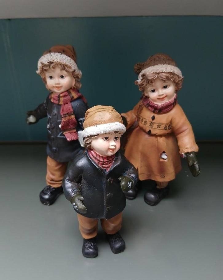 Drie Kerstkinderen - Bruin - Oker - Blauw - Bordeaux rood, Diversen, Kerst, Gebruikt, Ophalen of Verzenden