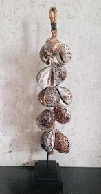 Bruine echte tijgerschelpen ketting op voet japandi chic, Nieuw, Ophalen of Verzenden, X, X