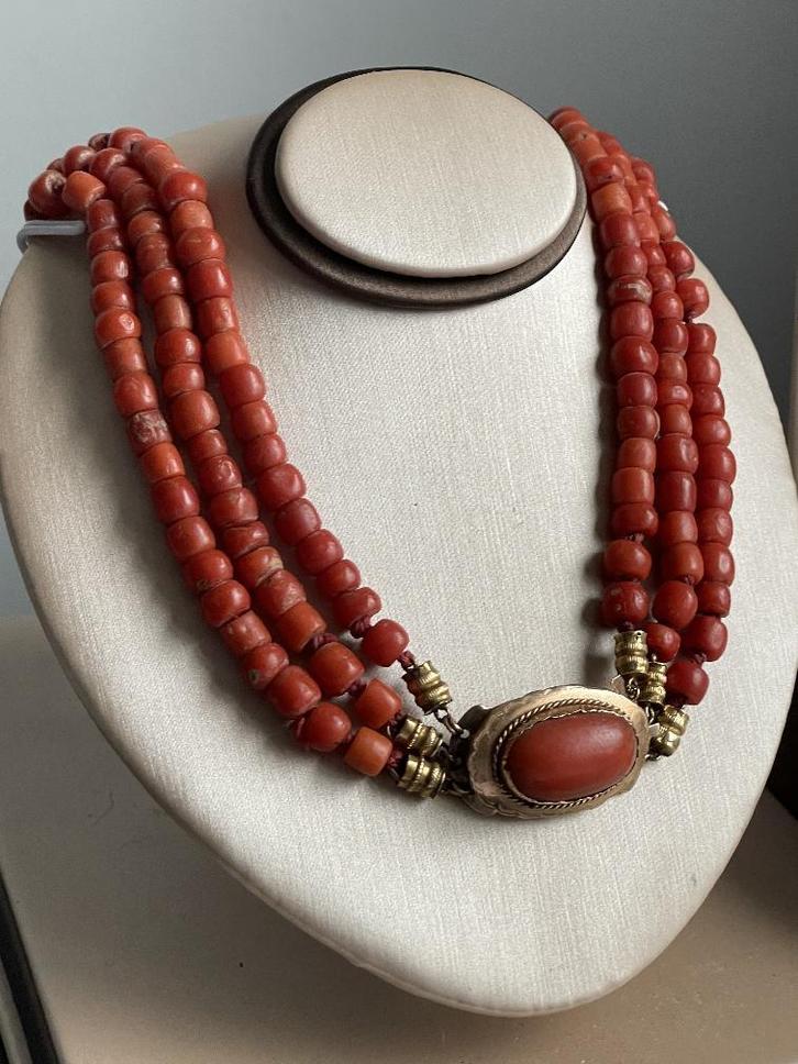 Antieke 3rijige bloedkoraalketting met 14 krt gouden slot, Sieraden, Tassen en Uiterlijk, Antieke sieraden, Ketting, Goud, Ophalen of Verzenden