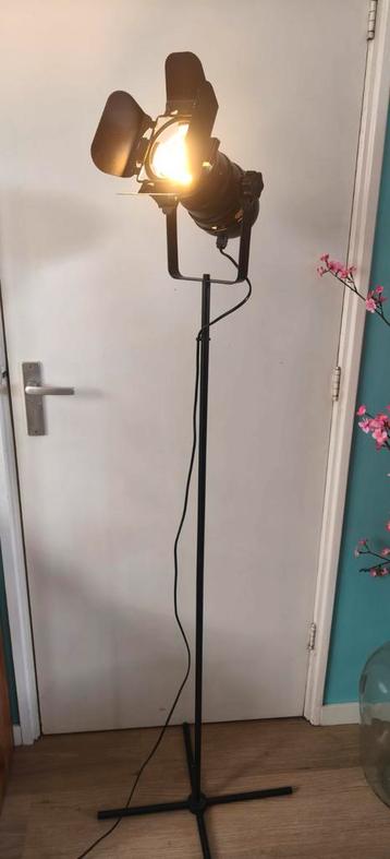 Zwarte staande lamp beschikbaar voor biedingen