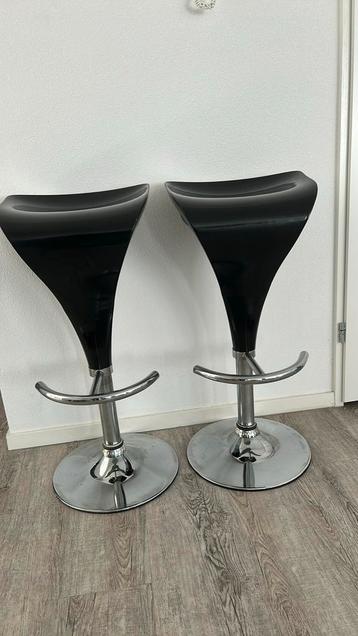2x barkrukken beschikbaar voor biedingen