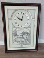 Vintage klok met gebouwen uit Hollandscheveld, Huis en Inrichting, Ophalen of Verzenden, Zo goed als nieuw, Wandklok
